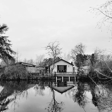 Rustig Gelegen Chalet Kapeki Met Tuin Aan Het Water Гел Екстериор снимка