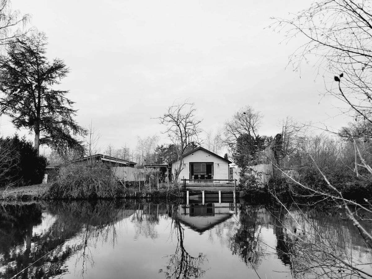Rustig Gelegen Chalet Kapeki Met Tuin Aan Het Water Гел Екстериор снимка